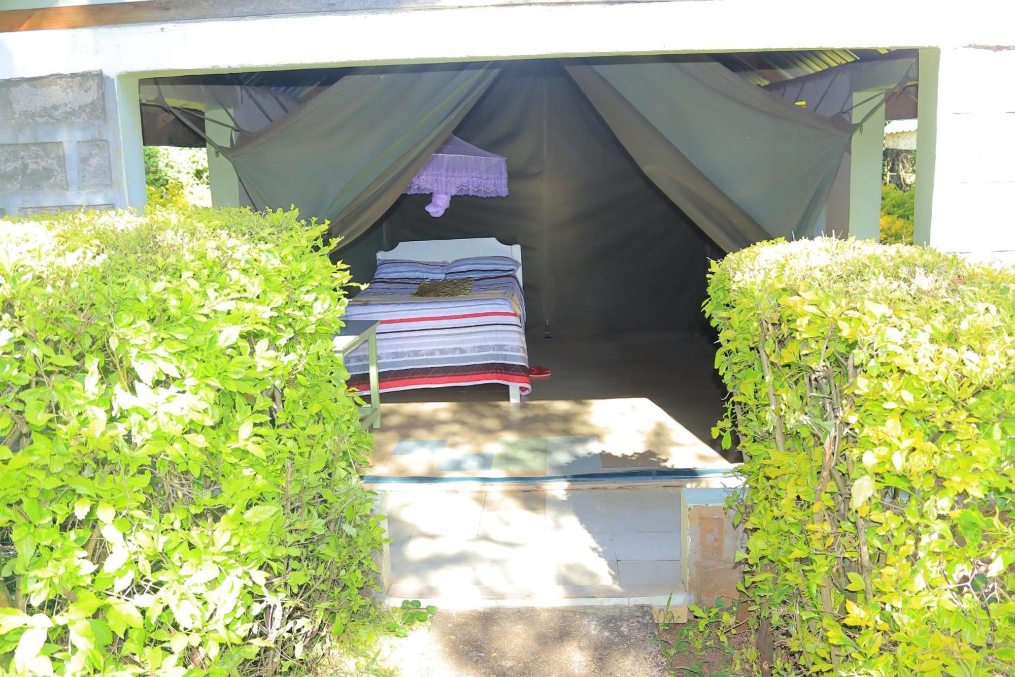 Rhino Tourist Camp Hotell Ololaimutiek Eksteriør bilde